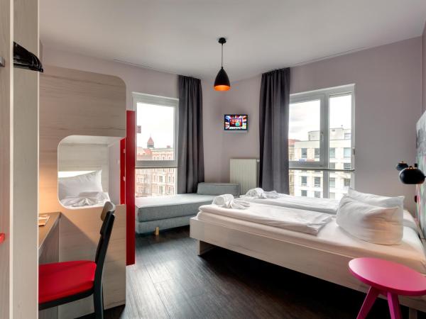 MEININGER Hotel Berlin Alexanderplatz : photo 4 de la chambre chambre avec 5 lits