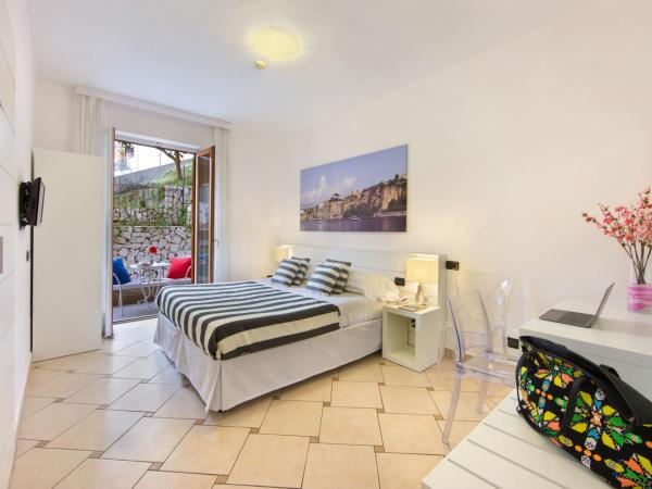 Hotel Rivage : photo 1 de la chambre chambre double ou lits jumeaux Économique avec balcon - vue sur intérieur