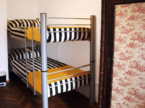 Play Hostel Soho : photo 1 de la chambre chambre lits jumeaux classique avec salle de bains commune