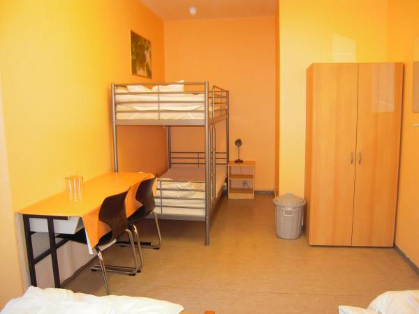 Happy Go Lucky Hotel + Hostel : photo 1 de la chambre chambre quadruple avec salle de bains commune