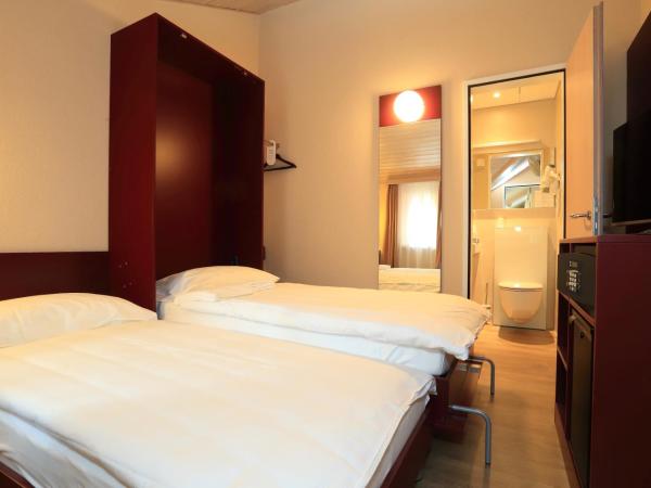 New Elvezia : photo 3 de la chambre chambre simple Économique avec lit d'appoint