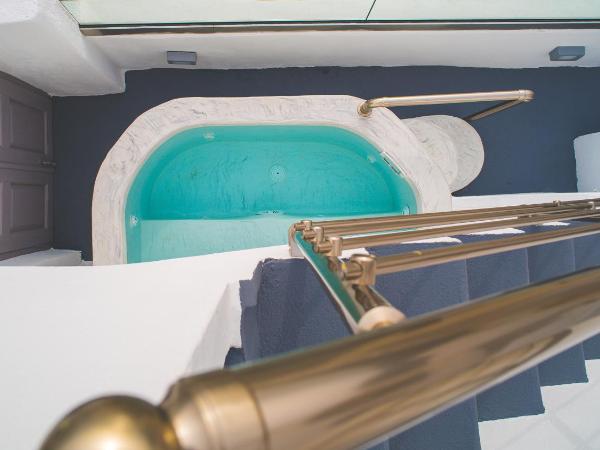 Modernity Suites : photo 4 de la chambre superior suite with a private jacuzzi & caldera view
