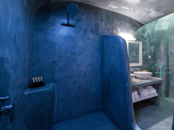 Modernity Suites : photo 7 de la chambre superior suite with a private jacuzzi & caldera view