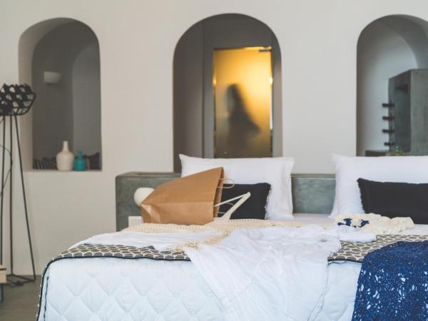 Modernity Suites : photo 10 de la chambre superior suite with a private jacuzzi & caldera view