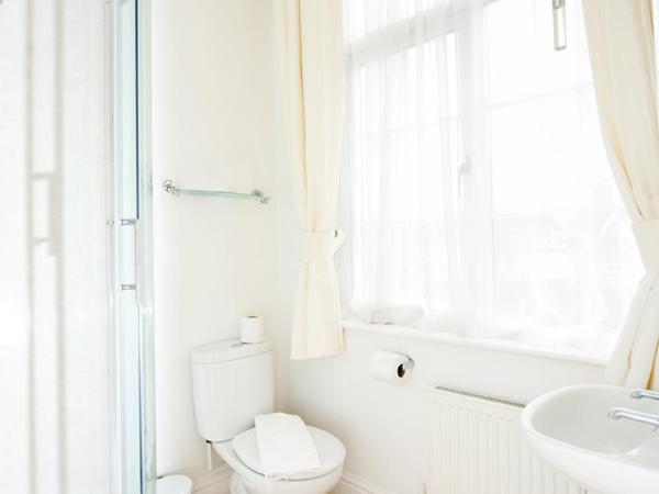 St. Raphael Guest House : photo 9 de la chambre chambre double