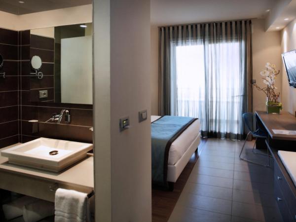 Yes Hotel Touring & SPA : photo 4 de la chambre city side superior double room with balcony and pool access 