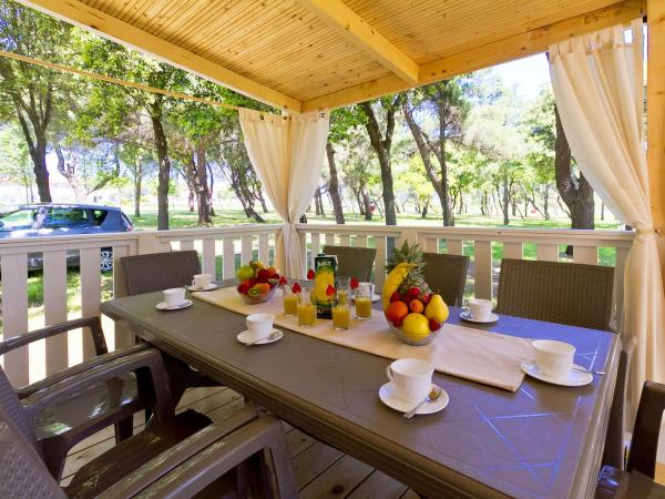 Quality Mobile Homes in Camping Kazela : photo 3 de la chambre mobile home 3 chambres confort