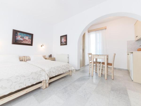 Fragias Studios & Apartments : photo 7 de la chambre studio deluxe avec balcon privé
