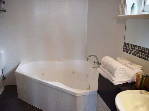 Auldington Hotel : photo 2 de la chambre chambre lit queen-size de luxe avec baignoire spa - vue sur ville