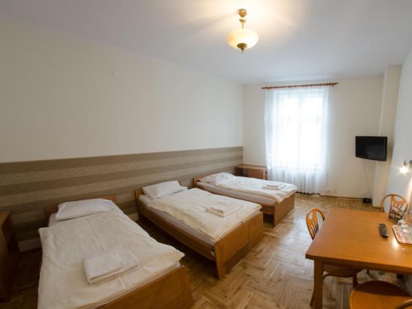 Brama Hostel : photo 2 de la chambre chambre triple avec salle de bains commune