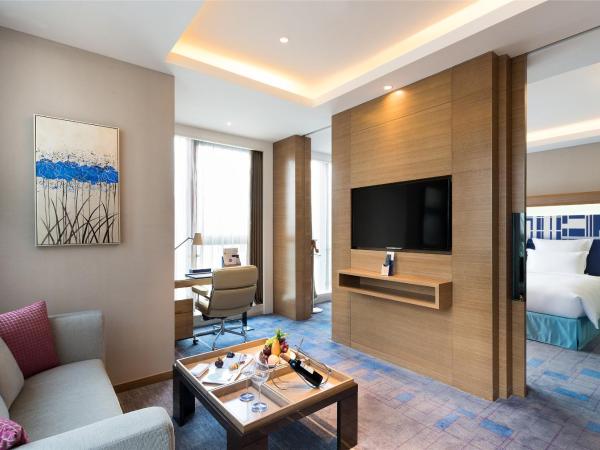 Novotel Ningbo East : photo 3 de la chambre suite premier avec 1 lit king-size