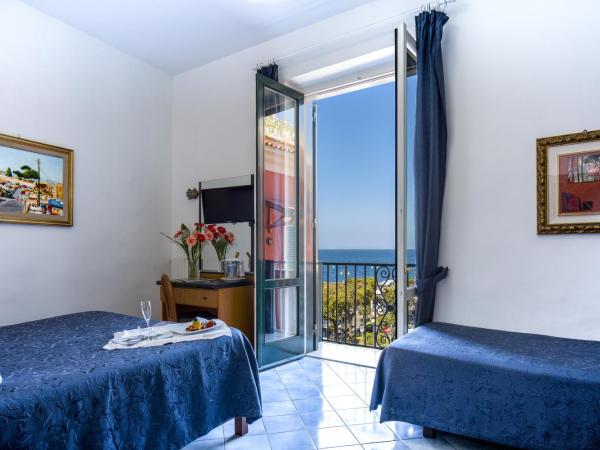 Hotel Il Faro : photo 2 de la chambre chambre triple - vue sur mer