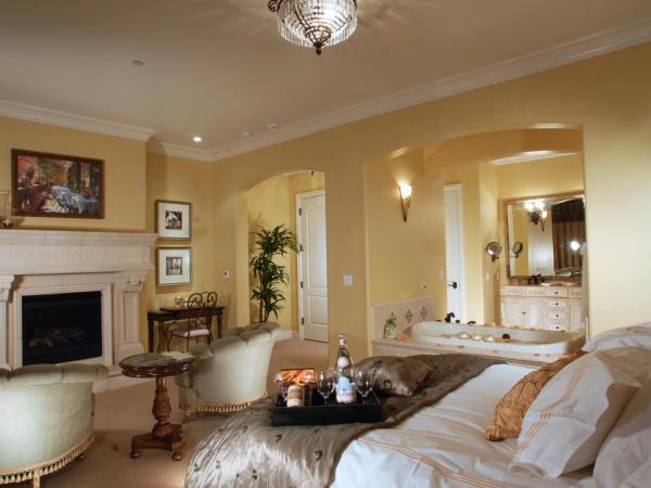 The Villa at Arden Hills : photo 1 de la chambre suite lit king-size avec baignoire spa