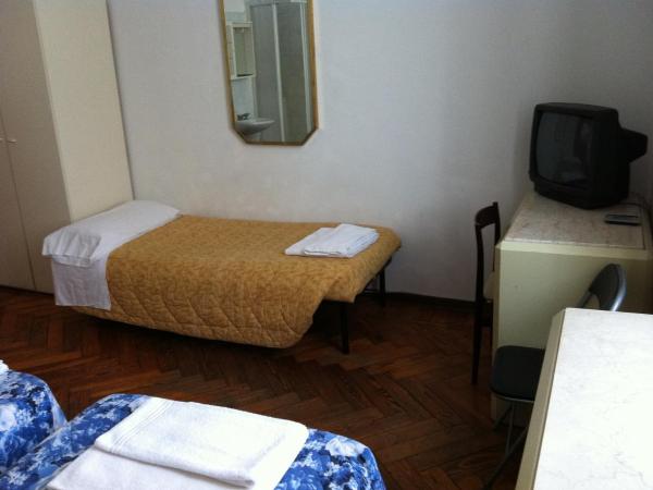 Hotel Gambara : photo 1 de la chambre chambre triple avec salle de bains commune