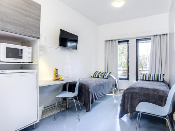 Forenom Hostel Vantaa Aviapolis : photo 4 de la chambre chambre lits jumeaux avec salle de bains commune