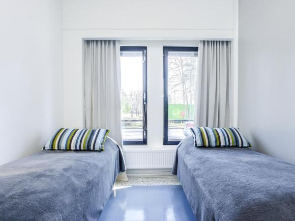 Forenom Hostel Vantaa Aviapolis : photo 2 de la chambre chambre lits jumeaux avec salle de bains commune