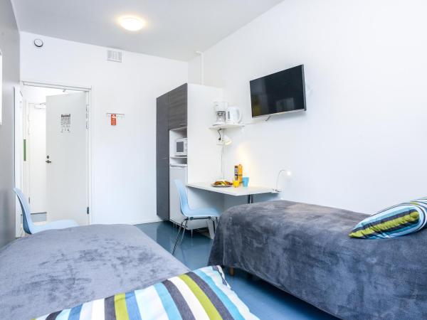 Forenom Hostel Vantaa Aviapolis : photo 3 de la chambre chambre lits jumeaux avec salle de bains commune