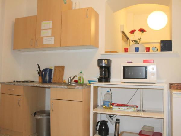 Pension Central Hostel Berlin : photo 4 de la chambre petite chambre simple - salle de bains commune