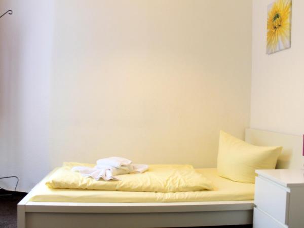 Pension Central Hostel Berlin : photo 2 de la chambre petite chambre simple - salle de bains commune