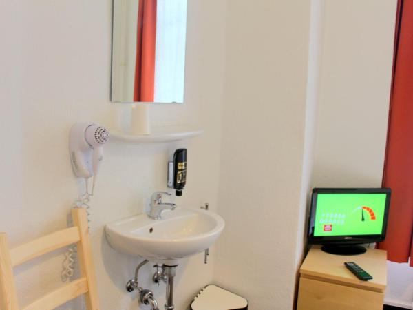 Pension Central Hostel Berlin : photo 6 de la chambre chambre double avec salle de bains commune