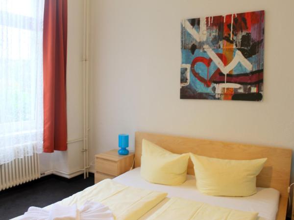 Pension Central Hostel Berlin : photo 5 de la chambre chambre double avec salle de bains commune