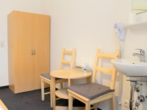 Pension Central Hostel Berlin : photo 4 de la chambre chambre double avec salle de bains commune