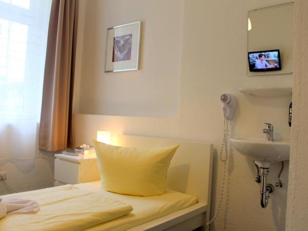 Pension Central Hostel Berlin : photo 1 de la chambre chambre simple avec salle de bains commune