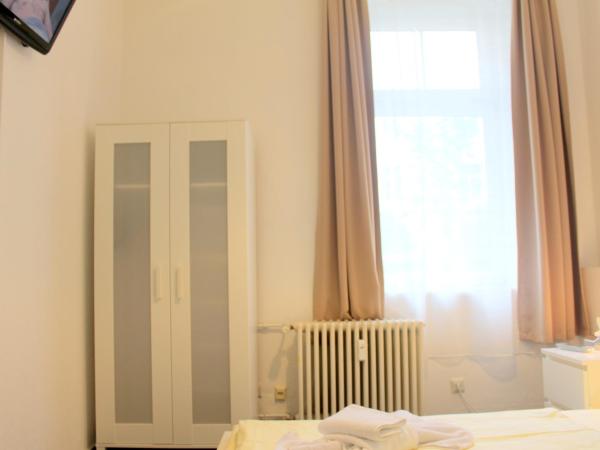 Pension Central Hostel Berlin : photo 4 de la chambre chambre simple avec salle de bains commune