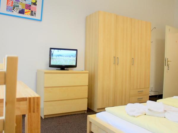 Pension Central Hostel Berlin : photo 2 de la chambre chambre double avec salle de bains commune