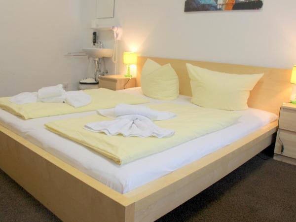 Pension Central Hostel Berlin : photo 1 de la chambre chambre double avec salle de bains commune