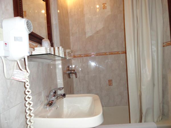 Hotel 31 Extended Stay : photo 6 de la chambre chambre lit queen-size avec salle de bains commune 