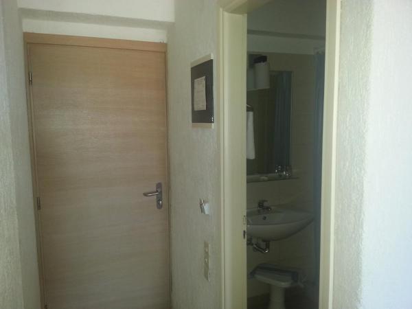 Dimitra Hotel : photo 5 de la chambre chambre double ou lits jumeaux - vue partielle sur mer