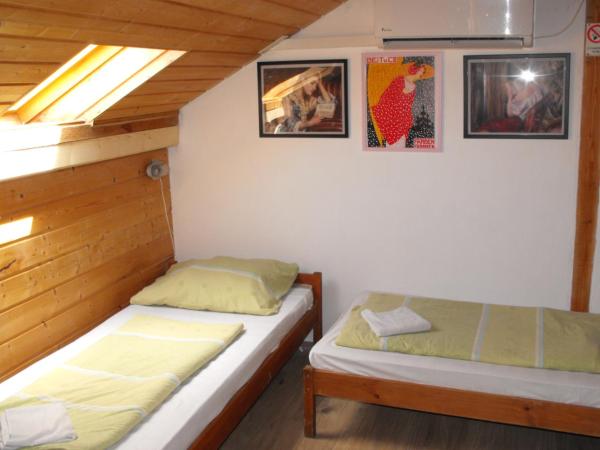 Hungaria Guesthouse : photo 3 de la chambre chambre lits jumeaux Économique avec salle de bains commune