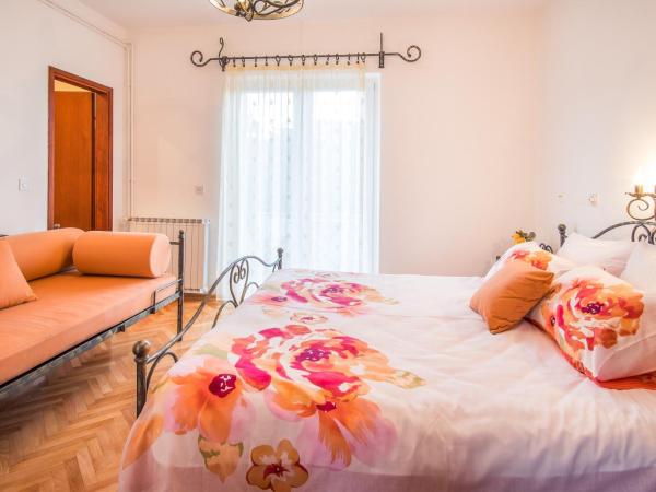 Guesthouse Villa Maria : photo 6 de la chambre chambre double avec salle de bains privative