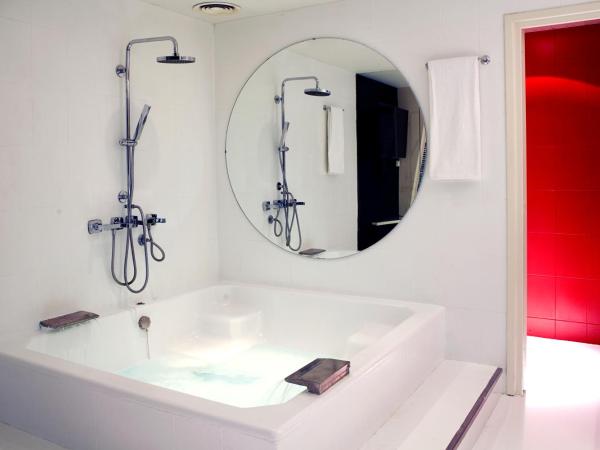 La França Travellers Adults Only : photo 3 de la chambre grande suite avec baignoire spa