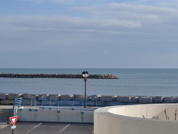 Le Dauphin Bleu : photo 5 de la chambre chambre quadruple avec balcon 