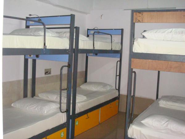 Backpackers Villa Mumbai : photo 5 de la chambre lit dans dortoir mixte de 6 lits avec climatisation