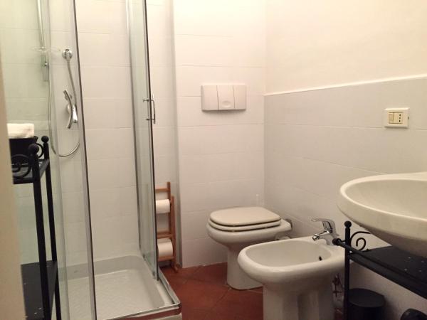 La Maison : photo 9 de la chambre chambre triple avec salle de bains privative