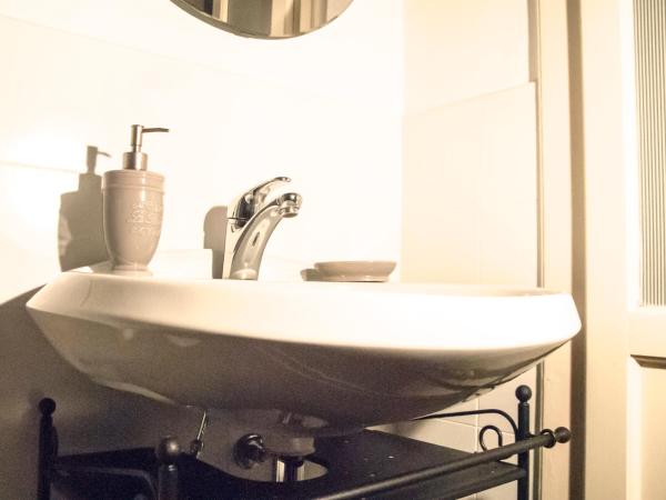 La Maison : photo 10 de la chambre chambre triple avec salle de bains privative