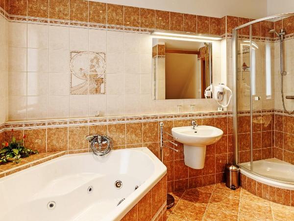 Penzion Bird's Nest : photo 7 de la chambre chambre double ou lits jumeaux avec baignoire spa