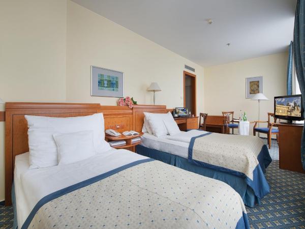 Ramada Prague City Centre : photo 6 de la chambre chambre double ou lits jumeaux avec terrasse