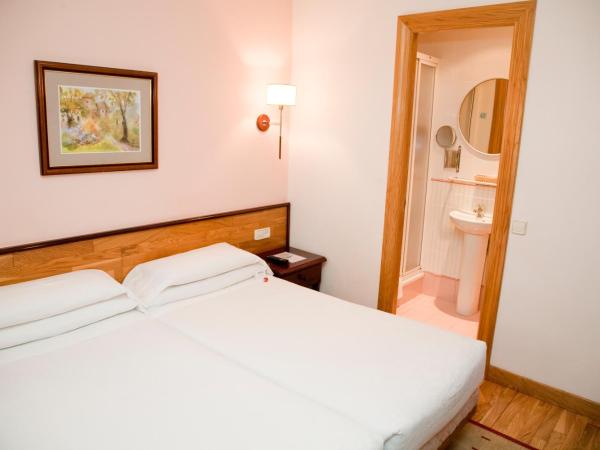 Hostal Navarra : photo 4 de la chambre chambre lits jumeaux - vue sur ville
