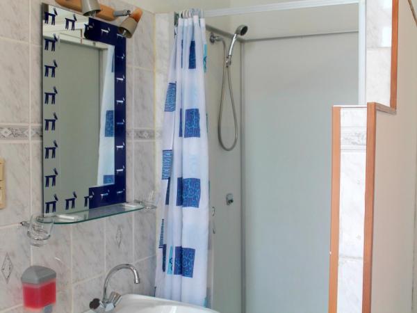City Pension Berlin : photo 1 de la chambre chambre double avec douche privée & toilettes communes