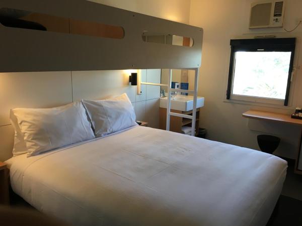 ibis Budget - Enfield : photo 5 de la chambre chambre lit queen-size avec lit superposé simple