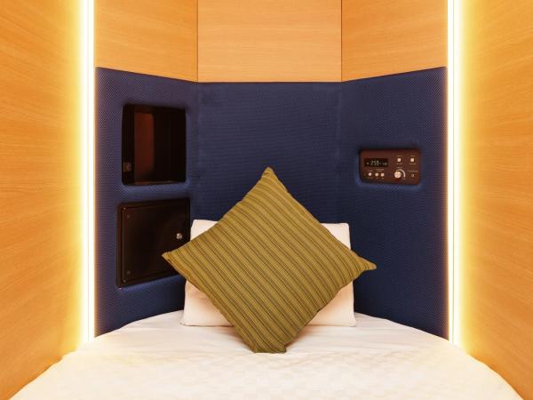 MyCUBE by MYSTAYS Asakusa Kuramae : photo 4 de la chambre capsule room for male - house keeping is optional with additional cost