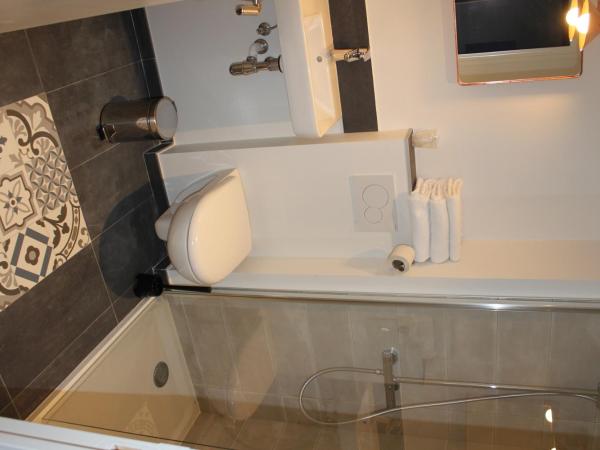 Hôtel La Fontaine Caen Centre : photo 7 de la chambre chambre double/familiale supérieure