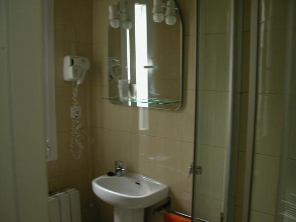 Hostal Goyal Pizarro : photo 7 de la chambre chambre simple avec salle de bains privative