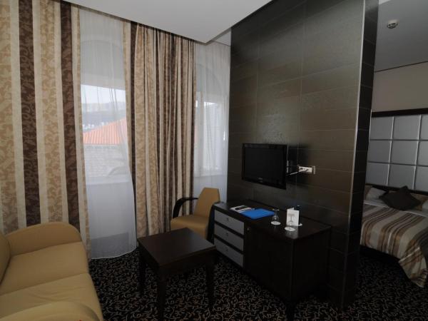 Hotel Lapad : photo 10 de la chambre suite junior - vue sur port de plaisance