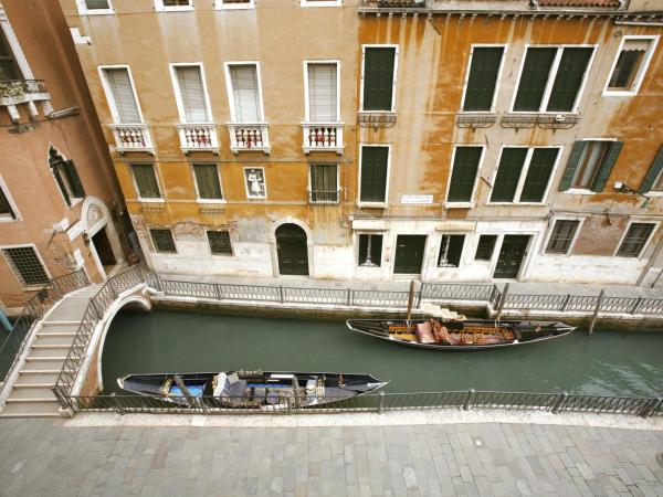 Hotel Corte dei Greci : photo 8 de la chambre chambre double supérieure - vue sur canal