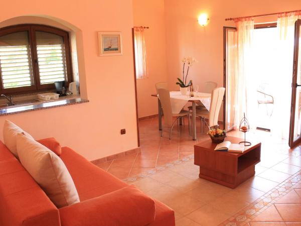 Apartments Villa Tre Marie : photo 1 de la chambre appartement 1 chambre confort avec balcon et vue sur mer